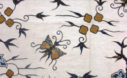 A narrow shawl decorated with birds of paradise, butterflies and vegetation.
